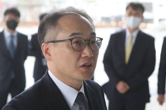 이원석 검찰총장이 28일 경기 남양주 다산동에 위치한 의정부지방검찰청 남양주지청에서 취재진의 질문에 답하고 있다. /연합뉴스