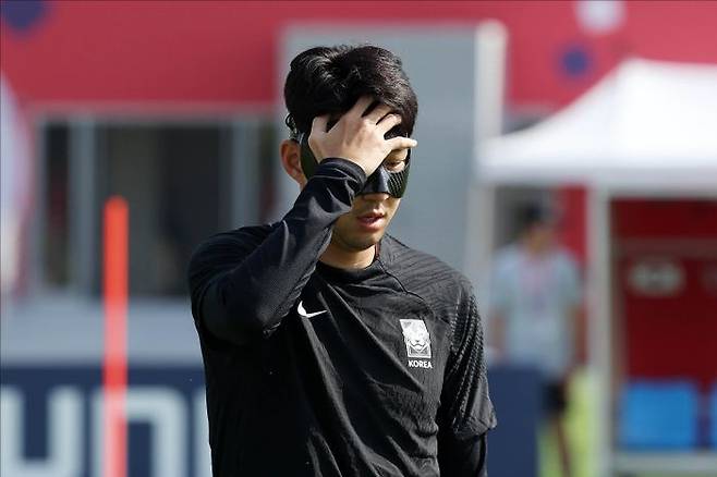 대한민국 축구대표팀 손흥민이 27일 오전(현지시간) 카타르 도하 알에글라 훈련장에서 2022 카타르 월드컵 조별리그 가나전을 하루 앞두고 훈련중 머리를 쓸어넘기고 있다. ⓒ데일리안 홍금표 기자