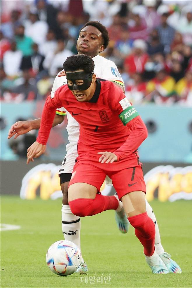 대한민국 축구대표팀 손흥민이 28일 오후(현지시간) 카타르 알라이얀 에듀케이션 시티 스타디움에서 열린 2022 카타르 월드컵 조별리그 H조 대한민국과 가나의 경기에서 가나 선수에게 반칙을 당해 넘어지고 있다. ⓒ데일리안  홍금표  기자