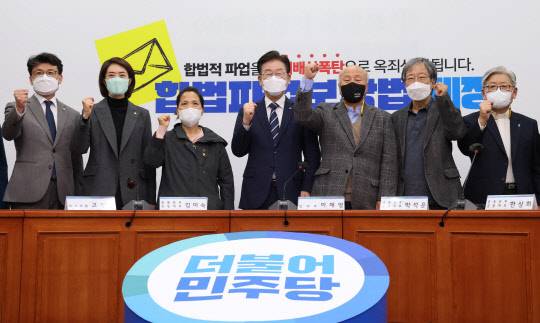 이재명 더불어민주당 대표 등 참석자들이 28일 국회 대표실에서 열린 노조법 2·3조 개정 운동본부와의 간담회에서 기념촬영을 하고 있다. 연합뉴스.