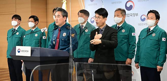 윤희근 경찰청장이 브리핑하고 있다. 윤 청장은 “경찰은 이번 운송거부와 관련해 그 어떠한 불법행위에도 무관용 원칙에 따라 단호하게 대응할 것”이라고 밝혔다.