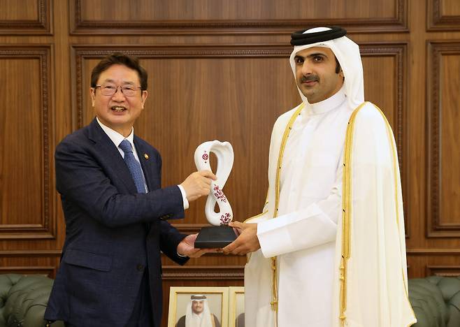 박보균 문화체육관광부 장관(왼쪽)이 2022 카타르 월드컵이 열리는 카타르 도하 문화부 청사에서 알두라만 알 타니 카타르 문화부 장관과 기념촬영을 하고 있다.