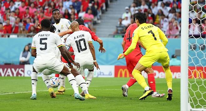 아쉬운 실점 (알라이얀=연합뉴스) 김도훈 기자 = 28일 오후(현지시간) 카타르 알라이얀의 에듀케이션 시티 스타디움에서 열린 2022 카타르 월드컵 조별리그 H조 2차전 대한민국과 가나의 경기. 전반전 가나 살리수에게 선취골을 허용한 한국 선수들이 아쉬워하고 있다. 2022.11.28 superdoo82@yna.co.kr (끝)