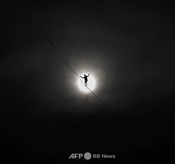 사진은 칼럼 내용과 직접 관련 없습니다. 프랑스의 외줄 타는 전문가가 도전을 하는 모습이다. 사진제공=ⓒAFPBBNews = News1
