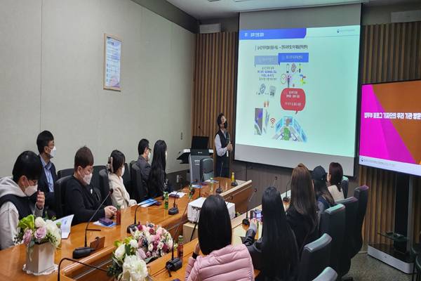 1층 회의실에서 위치추적 전자감독제도 운영 현황을 알기 쉽게 설명해줬다.