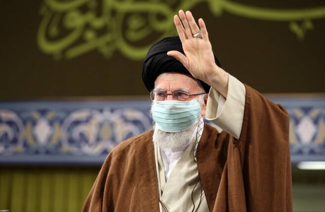이란 최고지도자 아야톨라 알리 하메이니가 26일(현지시각) 이란 수도 테헤란에서 혁명수비대 산하 ‘바시지’ 민병대를 향해 손을 흔들고 있다. 테헤란/EPA 연합뉴스