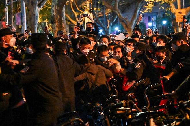 27일 중국 상하이에서 열린 코로나19 방역 등에 대한 항의 시위에서 시민과 경찰이 충돌하고 있다. 상하이/AFP 연합뉴스