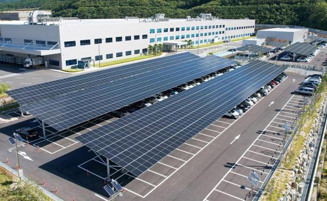 10월 현대모비스 울산공장 주차장에 태양광 발전설비가 가동되고 있다. 현대모비스는 RE100 달성을 위해 울산, 대구, 김천 공장 등 주요 생산거점 3곳에 태양광 발전 설비를 구축했다고 밝혔다. 현대모비스 제공
