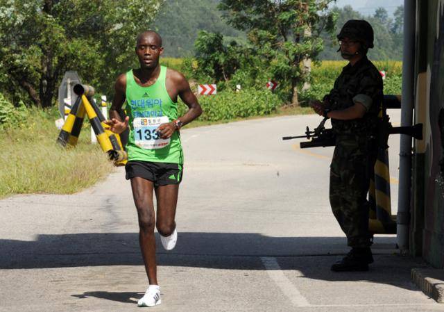 김창원씨가 2011년 한국일보가 주최한 제8회 철원DMZ국제평화마라톤 대회에서 1위로 민통선 양지리 통제소를 통과해 결승점으로 달리고 있다. 철원=최흥수 기자