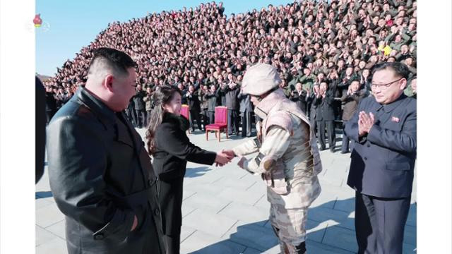 27일 북한 조선중앙TV는 북한 김정은 국무위원장이 지난 18일 있었던 대륙간탄도미사일(ICBM) '화성-17형' 발사에 참여했던 공로자들과 기념사진을 찍었다고 보도했다. 사진은 기념 촬영에 동행한 김 위원장의 둘째 딸 김주애가 장창하 국방과학원장과 악수하는 모습. 조선중앙TV 연합뉴스