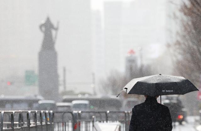 비가 내린 28일 오전 서울 광화문광장에서 시민이 우산을 쓴 채 이동하고 있다. 연합뉴스