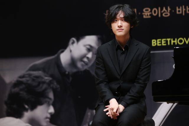 임윤찬이 28일 서울 서대문구 금호아트홀 연세에서 열린 기자간담회에서 질의응답에 앞서 포즈를 취하고 있다. 연합뉴스