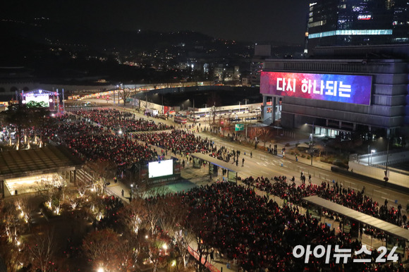 2022 카타르월드컵 H조 조별리그 대한민국과 우루과이의 경기가 열린 24일 오후 서울 종로구 광화문 광장에서 시민들이 거리응원을 하고 있다. [사진=김성진 기자]