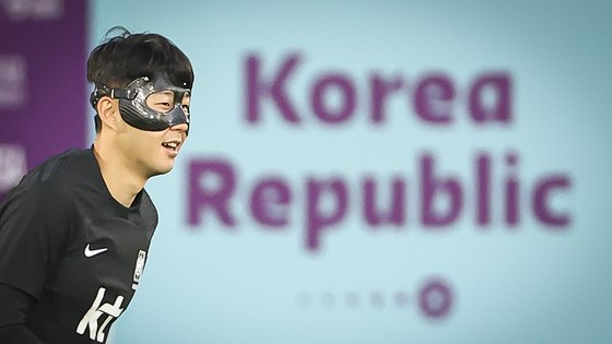 2022 카타르 월드컵 대표팀 손흥민이 지난 22일(현지시간) 카타르 도하 알에글라 훈련장에서 훈련하고 있다. 연합뉴스