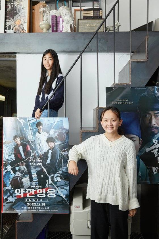 박지우(왼쪽) 학생기자·이래나 학생모델이 서울 용산구에 위치한 영화 키아트업체 ‘스푸트닉’을 방문해 영화 포스터 디자이너에 대해 알아봤다.