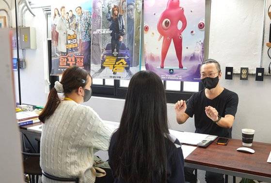 영화 포스터 디자이너는 포스터 제작을 위해 제작사·배급사·마케팅 전문가 등과 끊임없이 협의한다.