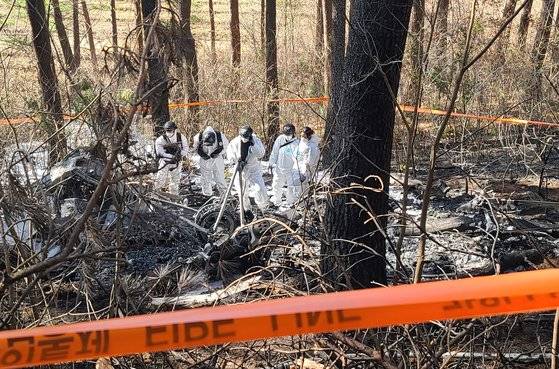 27일 오전 10시50분쯤 강원도 양양군 현북면 어성전리 명주사 인근 야산에서 S-58T 기종 중형 임차헬기가 추락해 구조 당국이 인명 수색 작업을 벌이고 있다. 연합뉴스