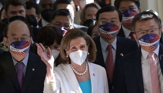 낸시 펠로시 미국 하원의장이 3일(현지시간) 대만 타이베이에 위치한 의회에 도착해 취재진에게 손을 흔들고 있다. AFP=뉴스1