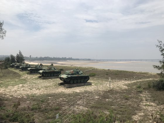 대만 진먼다오 해안에 중국 샤먼을 향한 모형 탱크가 전시되어 있다. 신경진 기자