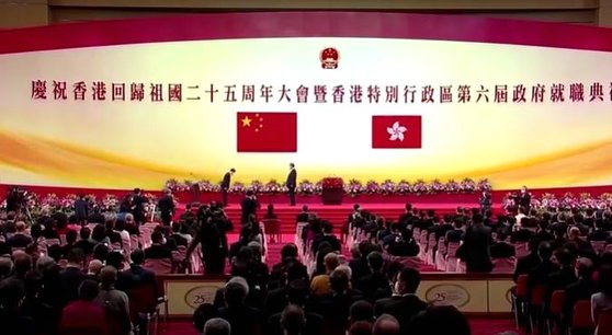 존리 홍콩 신임 행정장관이 시진핑 중국 국가주석 앞에 선서한 뒤 머리를 숙이고 있다. [로이터=연합]