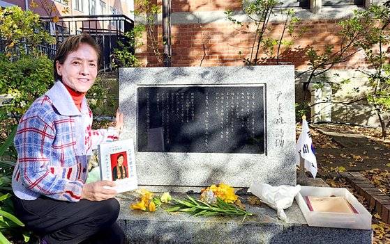 단가시인 이승신씨가 산문집 『왜 교토인가』 일본어판을 들고 독자들을 만나기 위해 일본을 찾았다. 교토 도시샤 대학 교정에 있는 윤동주 시인의 시비를 찾은 모습. 사진 이승신 제공