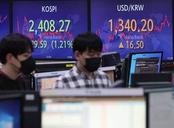 28일 오후 서울 중구 하나은행 딜링룸 전광판에 코스피 지수가 표시돼 있다. [연합뉴스]