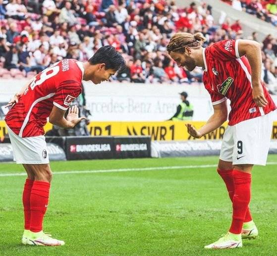 독일 프라이부르크 정우영(왼쪽). [사진 프라이부르크 인스타그램]