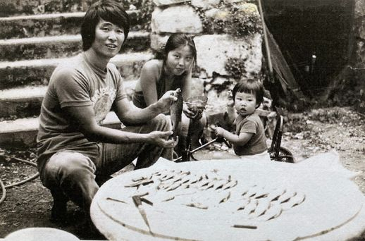 왼쪽부터 박충흠, 송유라, 아들 영하. 뇌프셸, 1980년. [사진 박충흠]