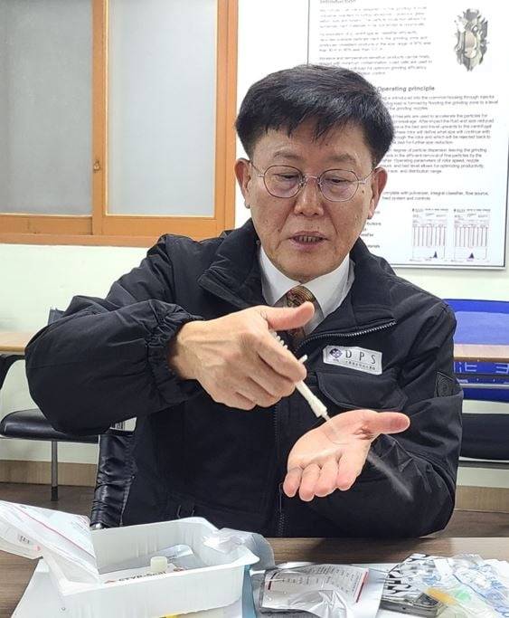 최은석 대가파우더시스템 대표가 스팁씰을 시연하고 있다. [사진=대가파우더시스템]