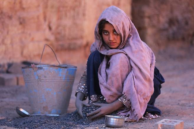 벽돌 가마에서 일하고 있는 아프간 소녀. AFP연합뉴스