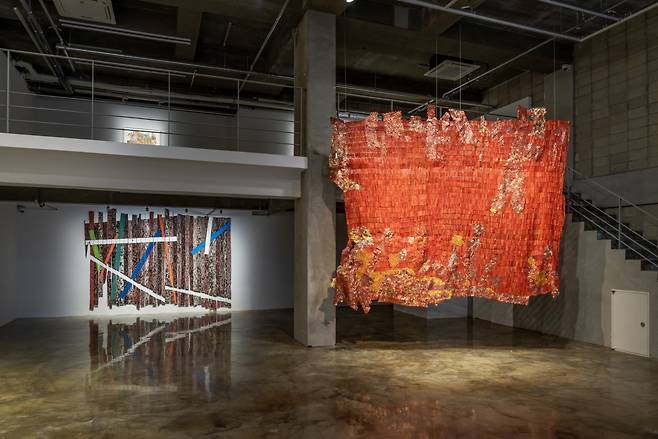 An installation view of "El Anatsui: Day after Night" at Barakat Contemporary in Seoul (Barakat Contemporary)