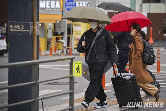전국에 비가 내린 28일 오후 서울 중구 서울역 인근에서 우산을 쓴 시민들이 발걸음을 재촉하고 있다.