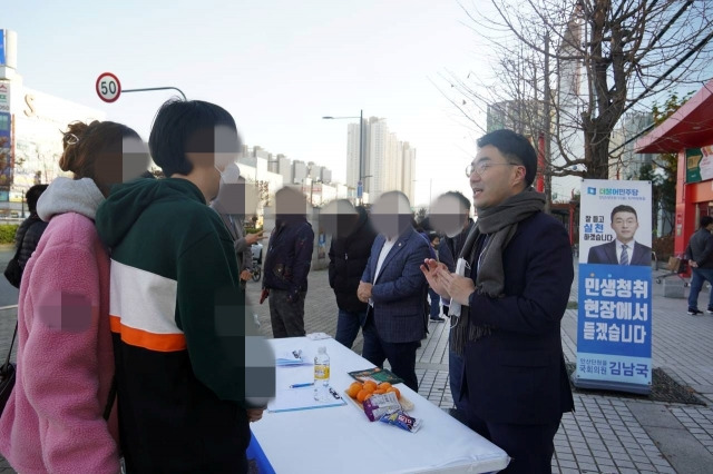 김남국 더불어민주당 의원이 27일 디시인사이드 더불어민주당 갤러리에 '연애비법'을 전수한다는 글을 올렸다. 그는 이 글의 말미에서 후원금이 다 떨어졌다며 지지자들의 도움을 구했다. 사진은 김 의원이 민생현장을 방문해 시민들의 고충을 청취하는 모습. 디시인사이드 캡처