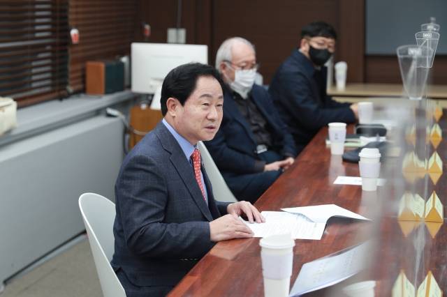 주광덕 남양주시장이 28일 열린 '남양주시 사회적경제 5개년 계획' 수립 최종보고회 참석자들과 대화를 나누고 있다. 남양주시 제공