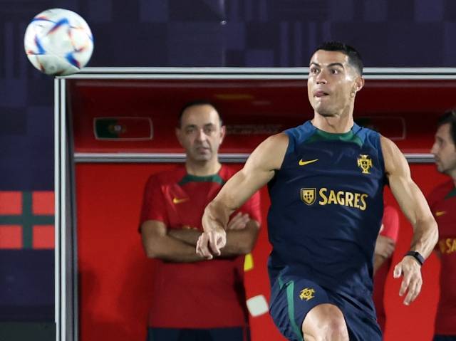 2022 카타르 월드컵 한국의 조별리그 3차전 상대인 포르투갈 축구 대표팀의 크리스티아누 호날두가 26일 오후(한국시간) 카타르 도하 외곽의 알샤하니야 SC 훈련장에서 훈련하고 있다. 연합뉴스