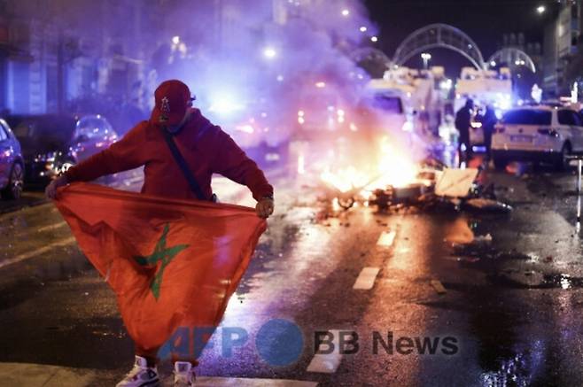 모로코 이민자들이 월드컴 F조 2차전에서 승리한 후 벨기에 브뤼셀에서 폭동을 일으켰다. [사진 = AFPBBNNEWS 캡쳐]