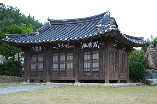 해암정은 삼척 심씨 시조인 심동로가 벼슬을 내려놓고 낙향 생활 공간 겸 서당으로 활용했던 유서 깊은 공간이다.