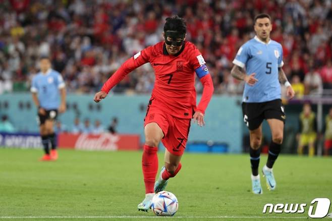 손흥민이 24일 오후(현지시간) 카타르 알라이얀 에듀케이션 시티 스타디움에서 열린 2022 카타르 월드컵 조별리그 H조 1차전 대한민국과 우루과이의 경기에서 상대문전을 향해 돌파를 시도하고 있다. 2022.11.24/  Copyright (C) 뉴스1. All rights reserved. 무단 전재 및 재배포 금지.