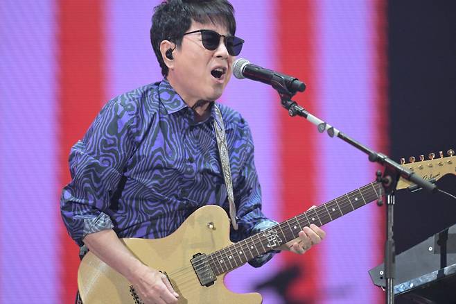 올해 72세인 '가왕' 조용필이 4년만에 열린 단독 콘서트에서 열창하고 있다.  /사진제공=인사이트엔터테인먼트