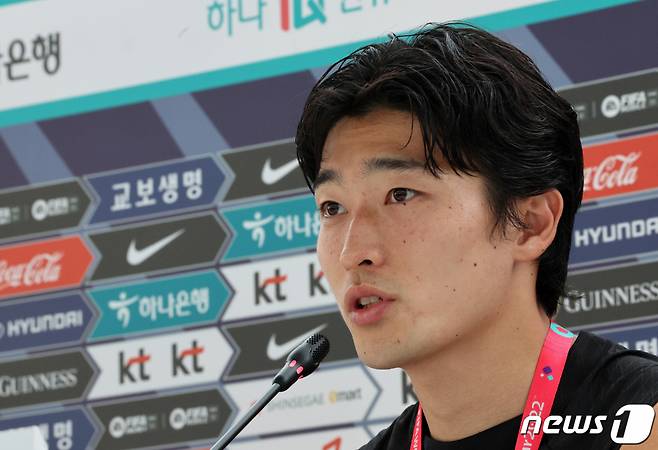 (도하(카타르)=뉴스1) 이동해 기자 = 파울루 벤투 감독이 이끄는 대한민국 축구대표팀 조규성이 19일(현지시간) 카타르 도하 알 에글라 트레이닝센터에서 오전 훈련을 마친 뒤 취재진과 인터뷰를 하고 있다. 2022.11.19/뉴스1  Copyright (C) 뉴스1. All rights reserved. 무단 전재 및 재배포 금지.