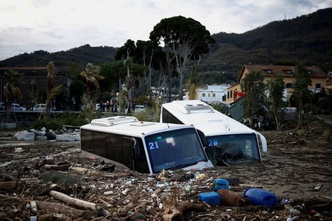 흙더미에 파묻힌 버스 : 폭우가 쏟아진 이탈리아 이스키아섬에 최악의 산사태가 발생한 가운데 27일 버스가 흙더미에 파묻힌 채 방치돼있다. 로이터 연합뉴스