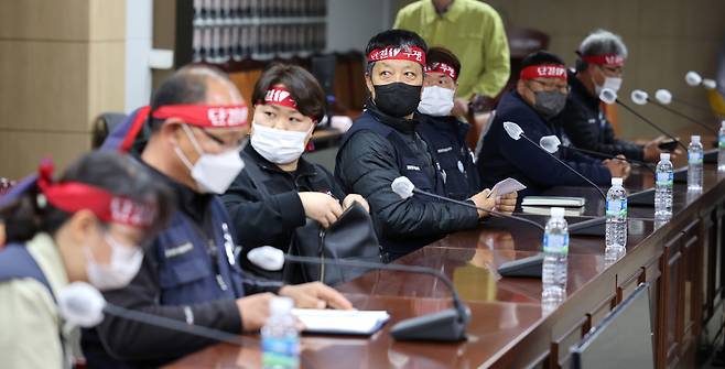 민주노총 공공운수노조 화물연대본부(이하 화물연대) 관계자들이 28일 오후 세종시 정부세종청사 국토교통부에서 총파업 이후 첫 교섭을 위해 자리에 앉고 있다. [연합]