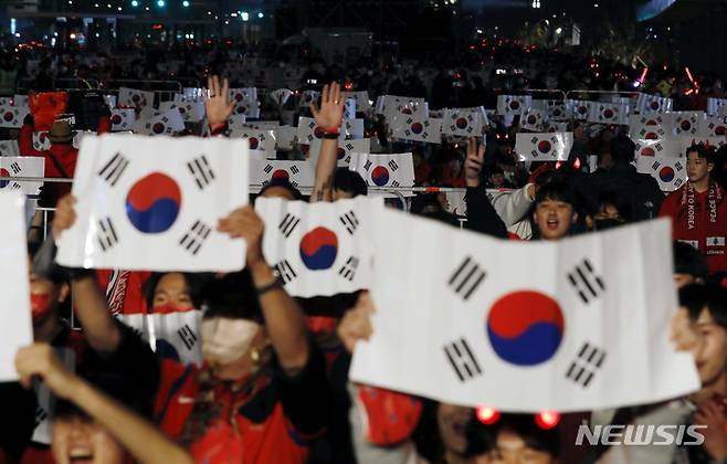 [서울=뉴시스] 고승민 기자 = 붉은악마 등 시민이 지난 24일 밤 서울 광화문광장에서 2022 피파 카타르 월드컵 조별리그 H조 대한민국 대 우루과이 경기를 대형 스크린으로 지켜보며 응원하고 있다. 2022.11.24. kkssmm99@newsis.com