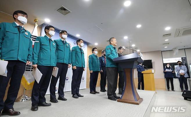 [서울=뉴시스] 김명원 기자 = 중앙재난안전대책본부의 본부장을 맡고 있는 이상민 행정안전부 장관이 28일 오전 서울 종로구 정부서울청사에서 화물연대 집단운송거부 중앙재난안전대책본부(중대본) 회의를 마친후 각 부처별 대응방안에 대해 브리핑하고 있다. 2022.11.28. kmx1105@newsis.com