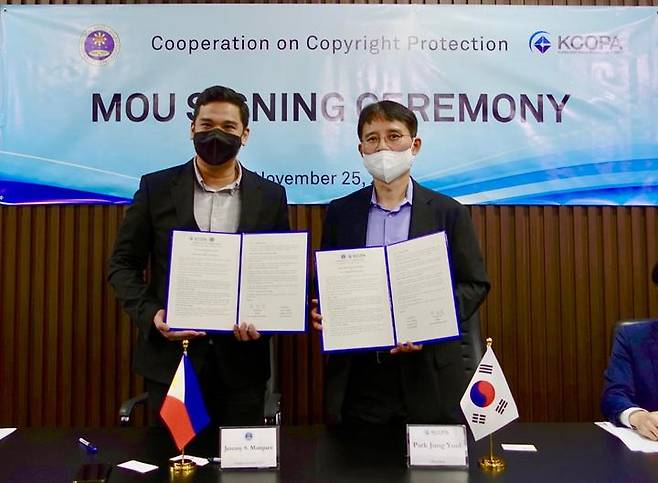 한국저작권보호원와 필리핀 광매체위원회는 지난 25일(현지시간) 필리핀 현지에서 양국 저작권 보호를 위한 업무협약을 체결했다. (좌)필리핀 광매체위원회 제레미 말퀘즈 의장, (우)한국저작권보호원 박정렬 원장. (사진=한국저작권보호원 제공) photo@newsis.com *재판매 및 DB 금지