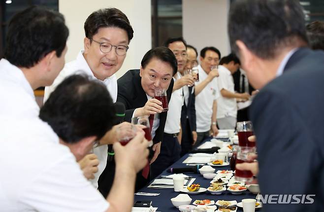 [천안=뉴시스] 전신 기자 = 윤석열 대통령이 25일 충남 천안 재능교육연구원에서 열린 국민의힘 국회의원 연찬회에서 오미자 주스를 들고 의원들과 건배하고 있다. 2022.08.25. photo1006@newsis.com