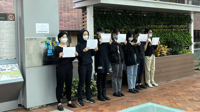 홍콩대에서 학생들이 중국 시위에 연대하는 백지 침묵시위를 벌이는 모습 (사진=홍콩프리프레스 캡처, 연합뉴스)