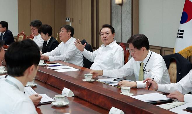 윤석열 대통령이 28일 오전 서울 용산 대통령실 청사에서 수석비서관 회의를 주재하고 있다. 대통령실 제공