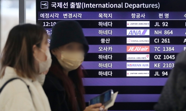 지난달 30일 서울 강서구 김포공항 국제선 출국장에서 일본 오사카와 대만 쑹산행 노선이 안내되고 있다. 뉴스1