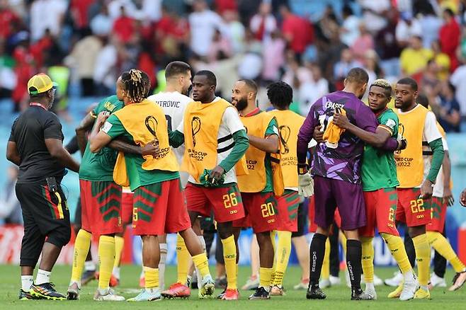 카메룬과 세르비아 축구 대표팀 선수들이 28일(현지시간) 카타르 도하 알 와크라 알 자눕 경기장에서 2022 국제축구연맹(FIFA) 카타르 월드컵 조별리그 G조 2차전을 치른 후 인사하고 있다. 연합뉴스